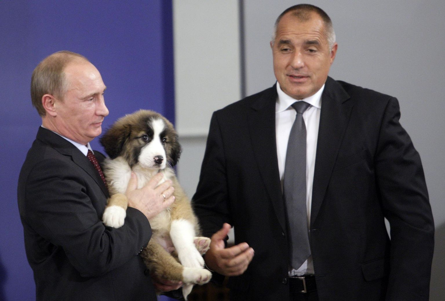 Vladimir Putin ja Bojko Borisov kutsika üleandmisel. 