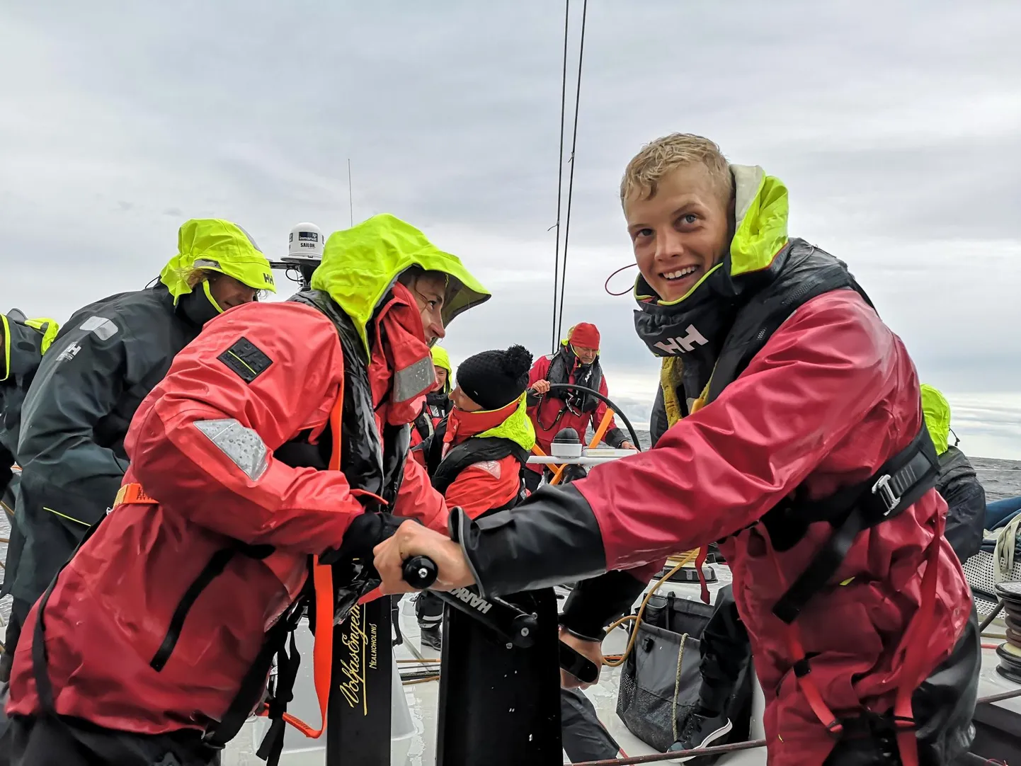 Ingrid Puusta ja Keith Luur võistlusjahi Volvo Ocean 65 vintsil. FOTO: Jaano Martin Ots