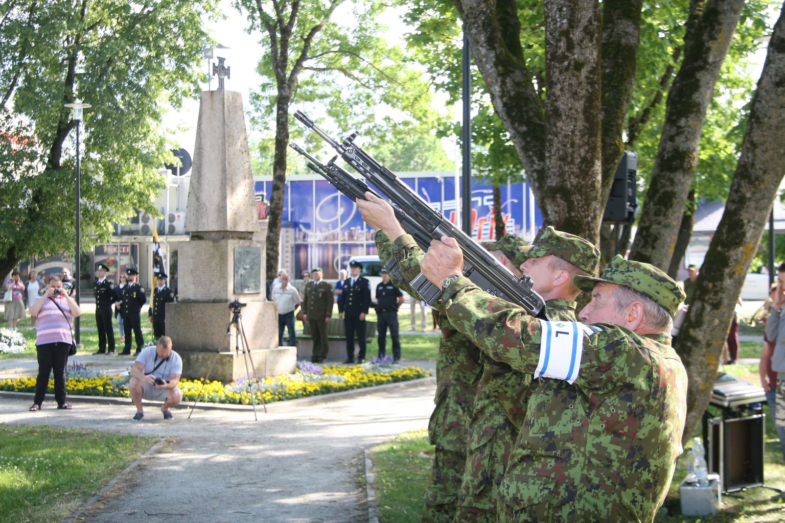 Kombe kohaselt mälestati kõiki Eesti vabaduse eest lahingutes hukkunuid aupaukudega.