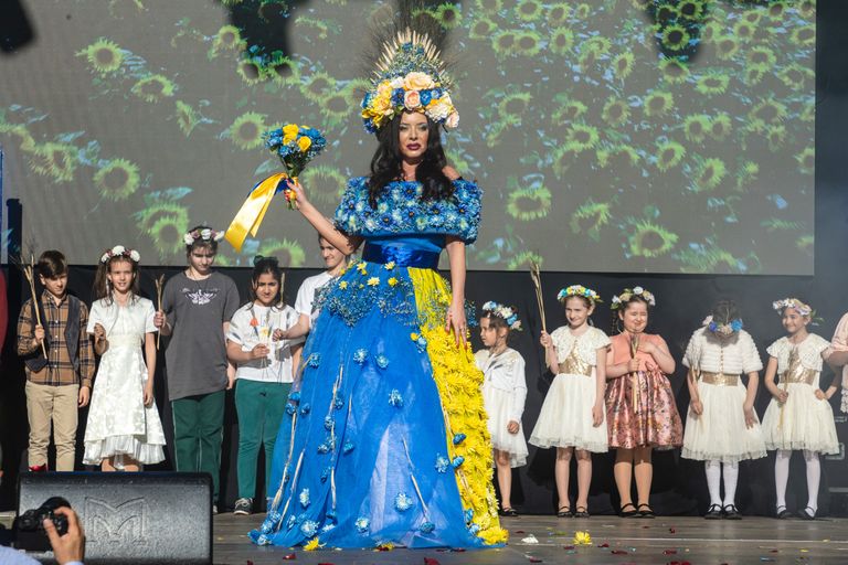 УКраинская тема также прозвучала на "Балу цветов". Платье "Свободная Украина" флориста Катерины Максимчук