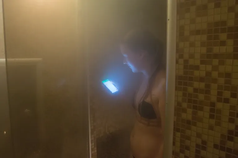 Suvereporter Greete Palgi telefoniga aurusauna uksel.