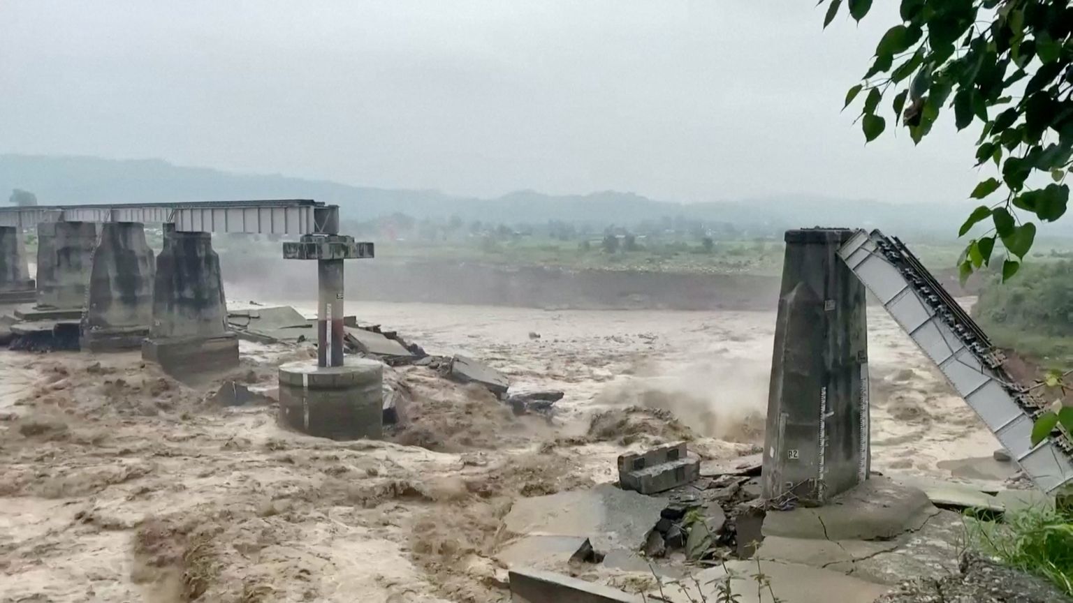 Kangrā spēcīgais lietus sagrauj tiltu