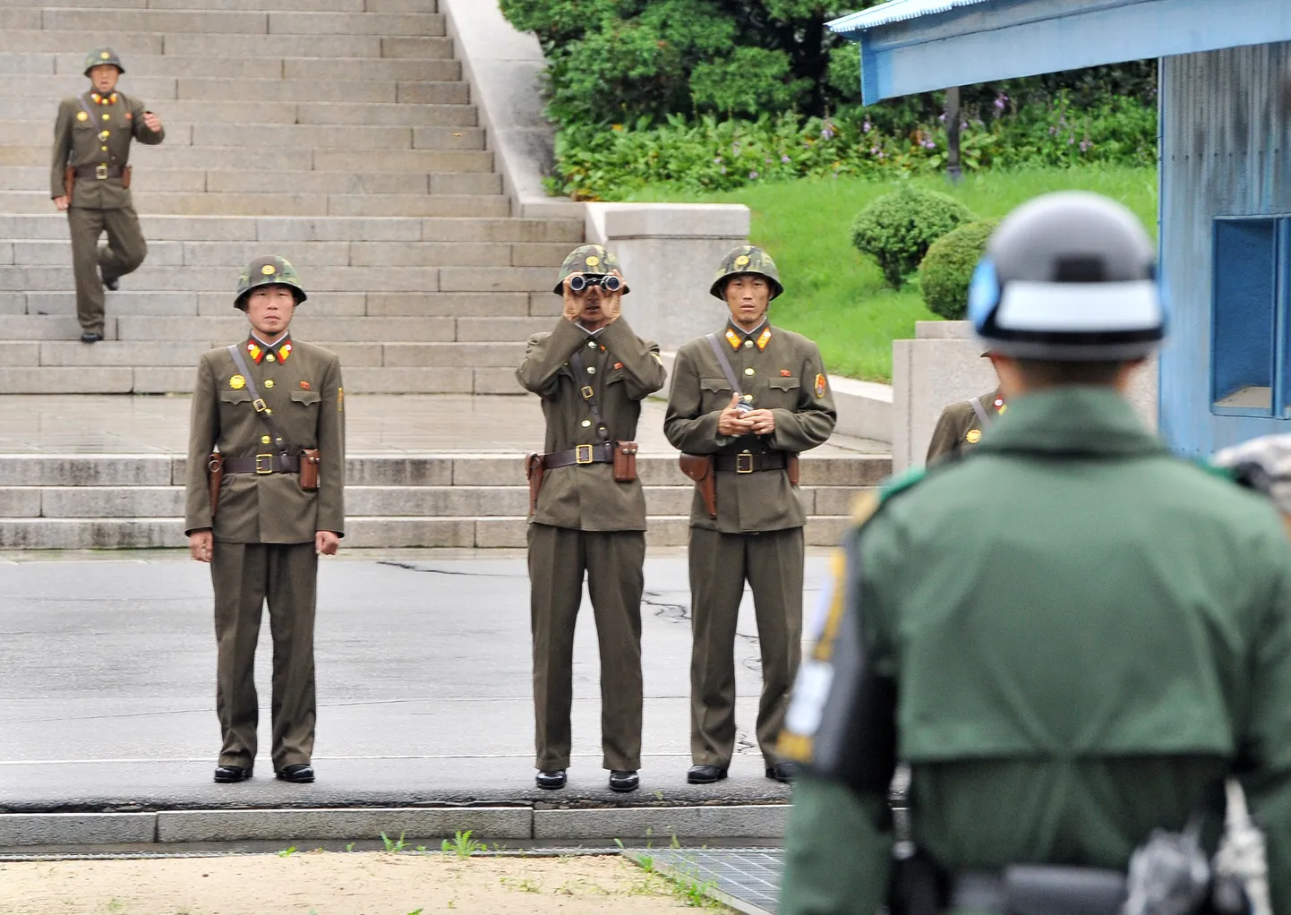 Põhja-Korea sõdurid vaatamas demilitariseeritud tsoonis Lõuna-Korea sõdureid.