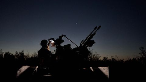 Loe, kuidas ukrainlased patriootilise laulukesega Putini ülehelikiirusega raketid alla tõid