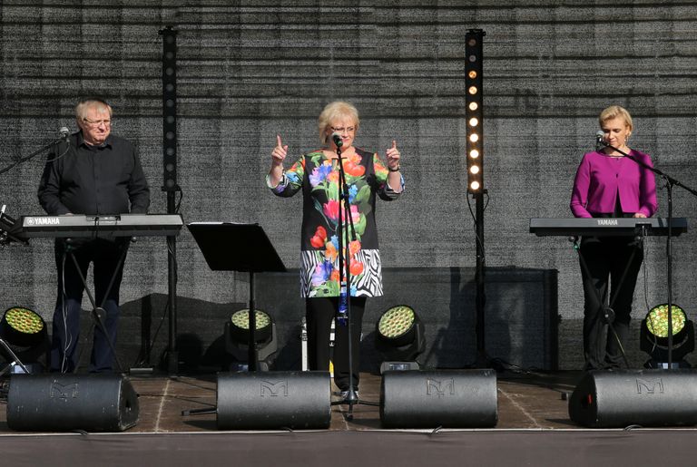 Anne Veski bänd 2020. aastal, pildil Ain Tammesson, Anne Veski ja Liis Vilde.