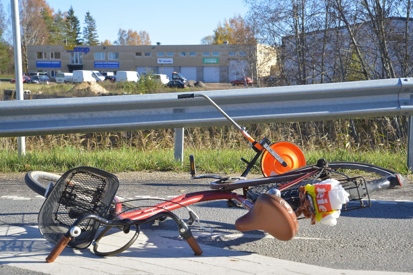 Viljandi Olerexi juures oli reedel eluohtlike tagajärgedega kokkupõrge jalgratturi ning kaubiku vahel.