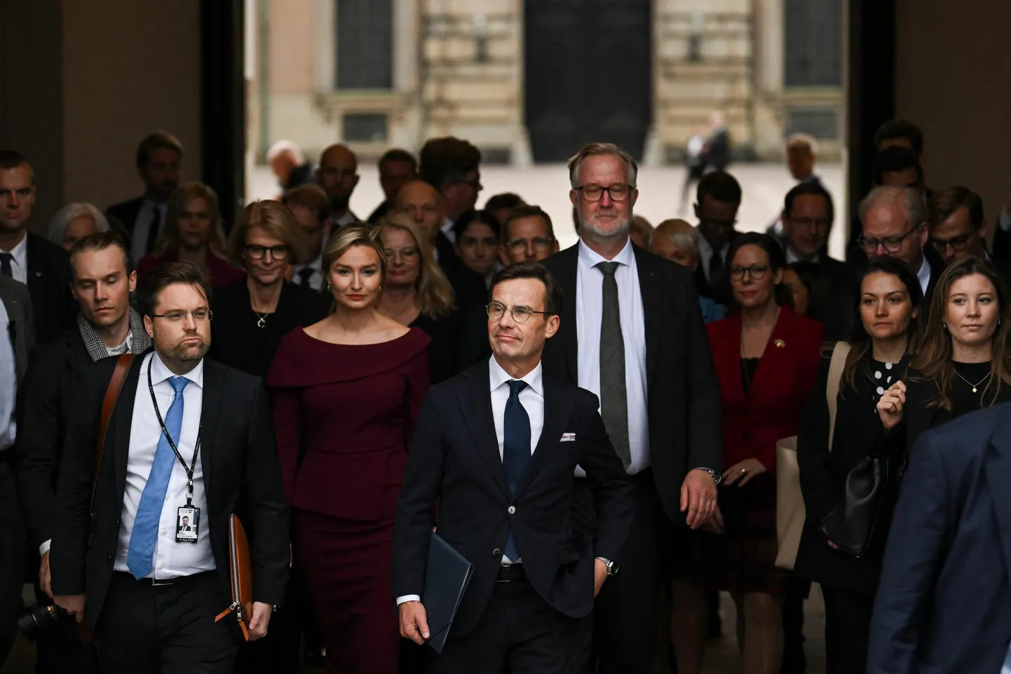 Rootsi värske peaminister Ulf Kristersson (keskel) ühes uue valitsuse ministritega.
