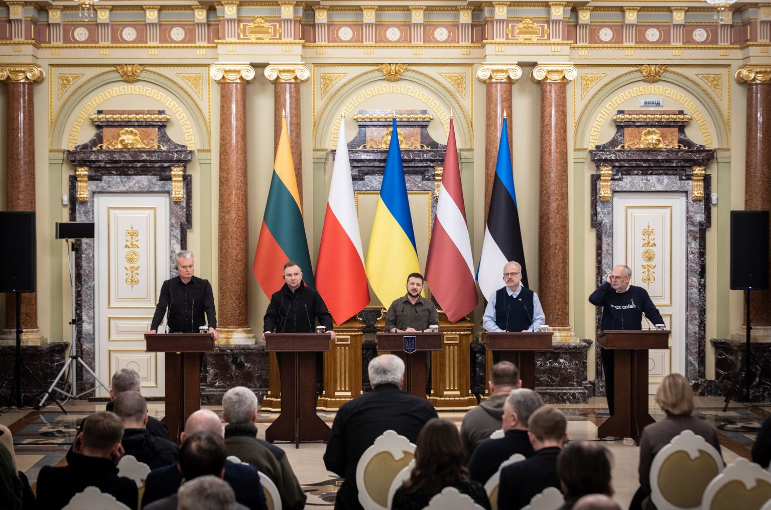 Eesti, Läti, Leedu ja Poola riigijuhid mullu aprillis kohtumas Ukraina riigipea Volodõmõr Zelenskõiga.