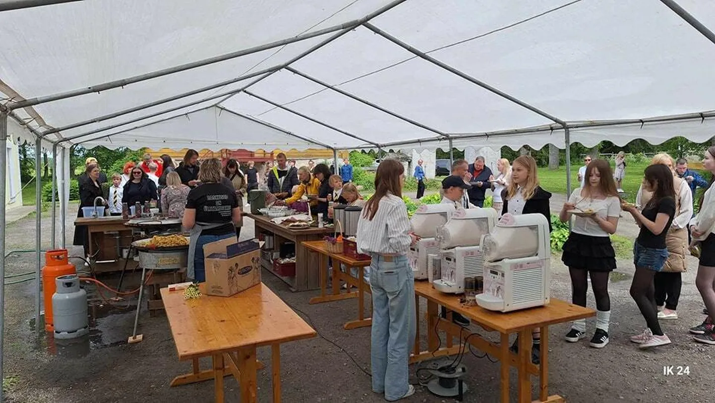 Kooli pidupäevade lahutamatu osa on ühine õues söömine pikniku stiilis. Värskes õhus maitseb toit alati paremini.