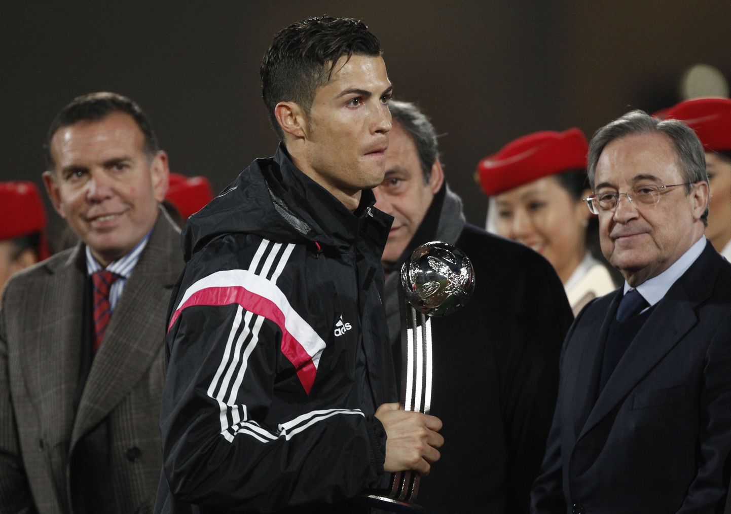 Cristiano Ronaldo (esiplaanil) ning Michel Platini tema taga.