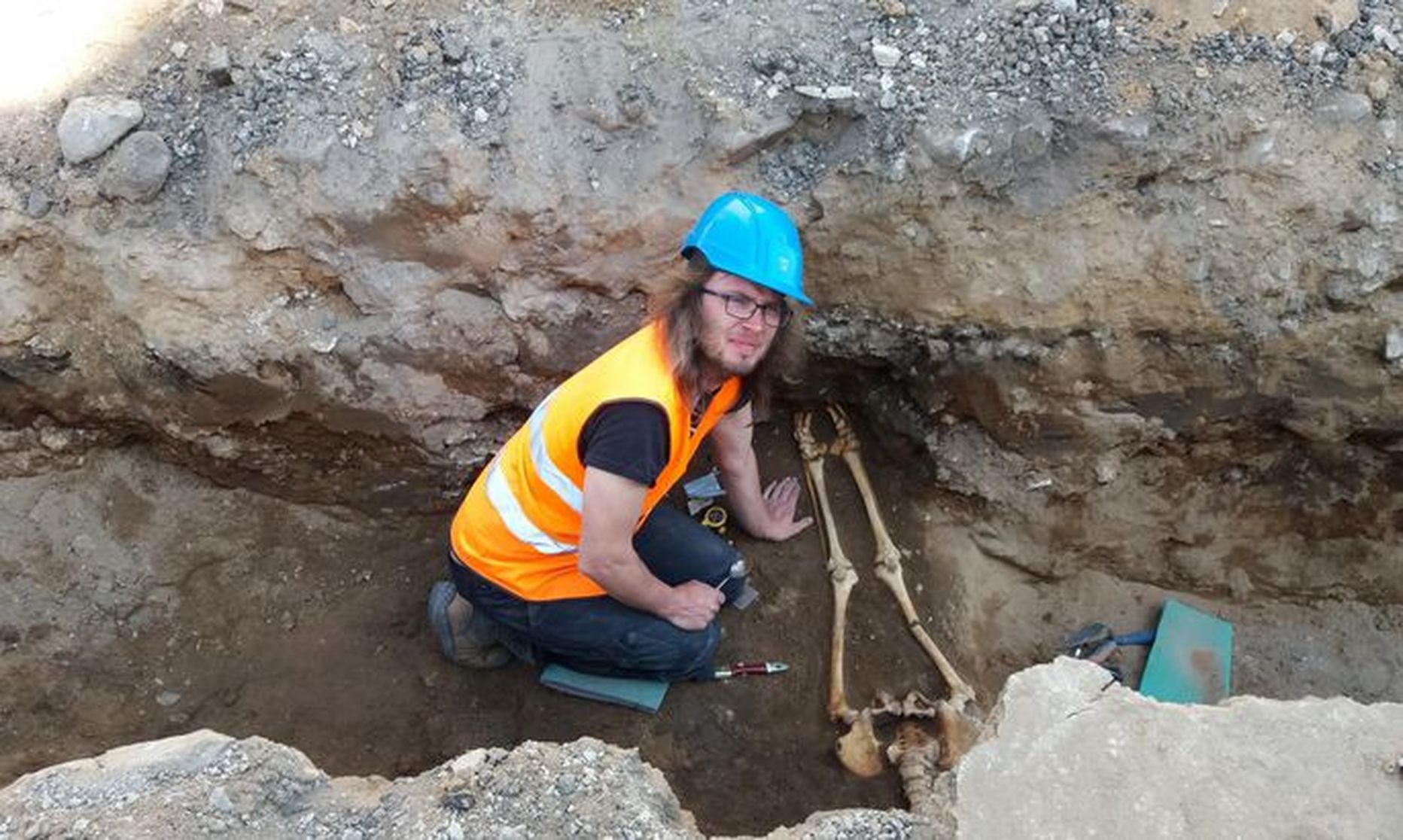 Археолог изучает один из обнаруженных в Раквере скелетов.