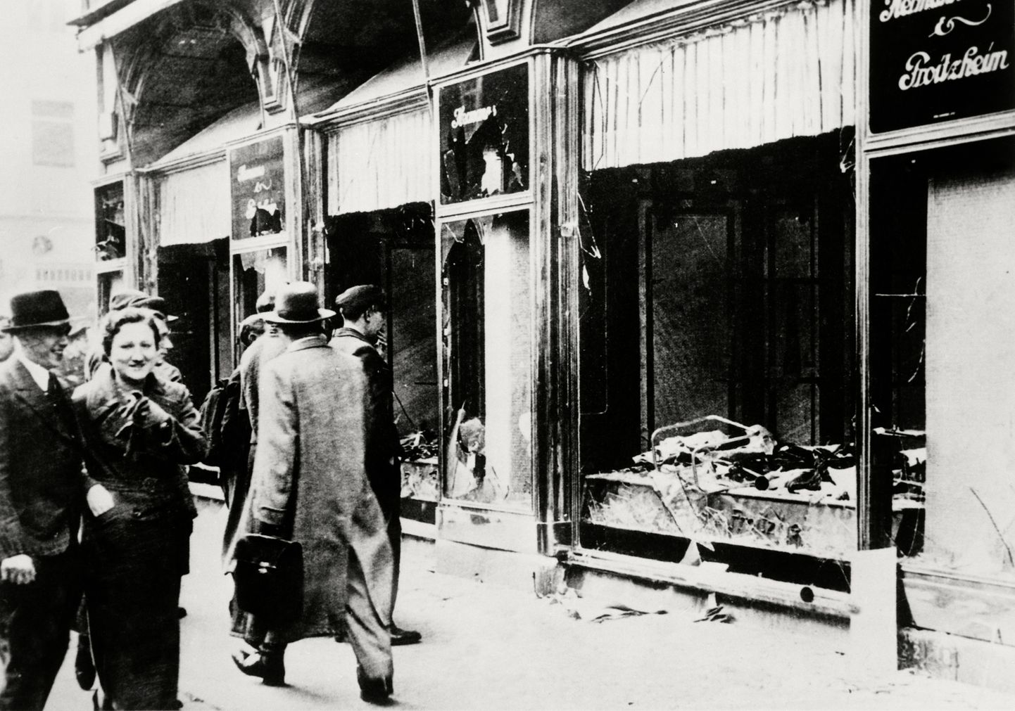 80 aasta eest aset leidnud juudivastased progrommid said nimetuse Kristalliöö, kuna tänavaid katsid lõhutud aknaklaaside killud.