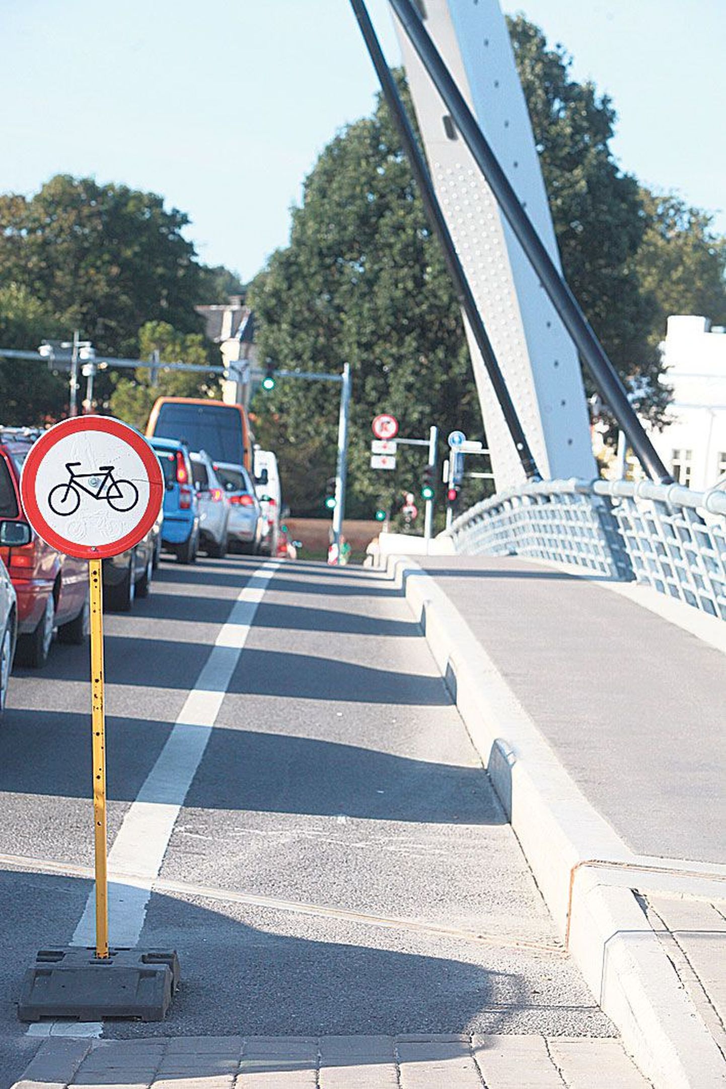 Märk, mis linnavalitsuse liikluskorraldajate nägemuses peaks keelama sõidu Vabadussilla rattarajal.