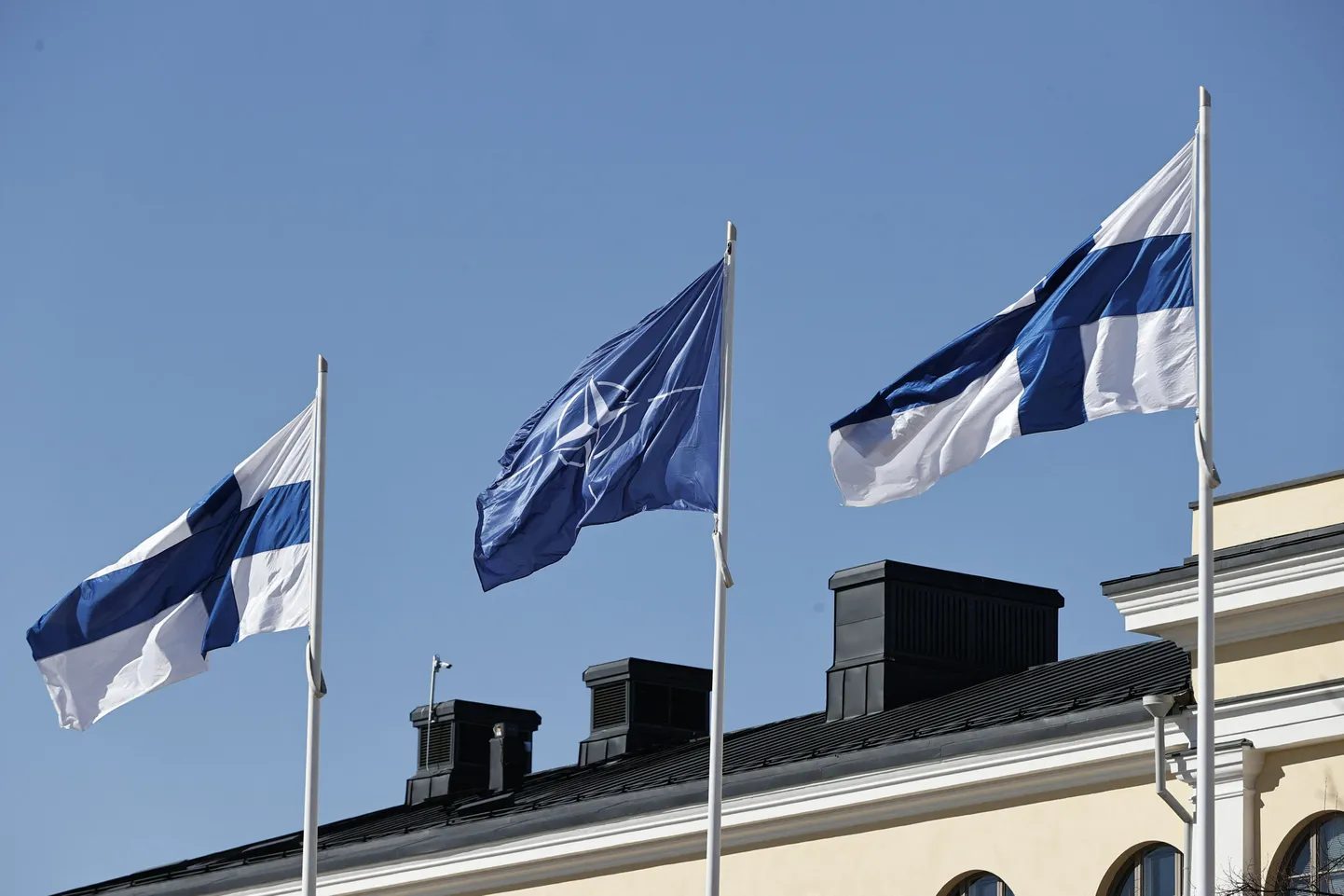 Флаги Финляндии и НАТО.