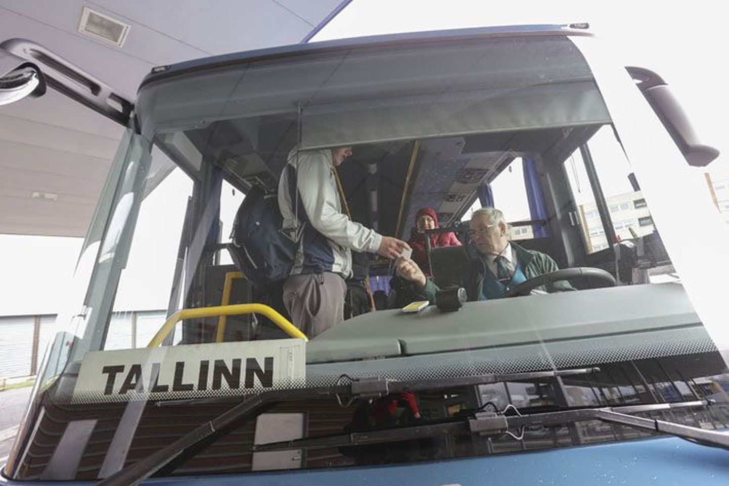 Odavaim täispilet Rakverest Tallinna maksab 3.50, aga sõita saab ka bussiga, mille pilet on pea poole kallim.