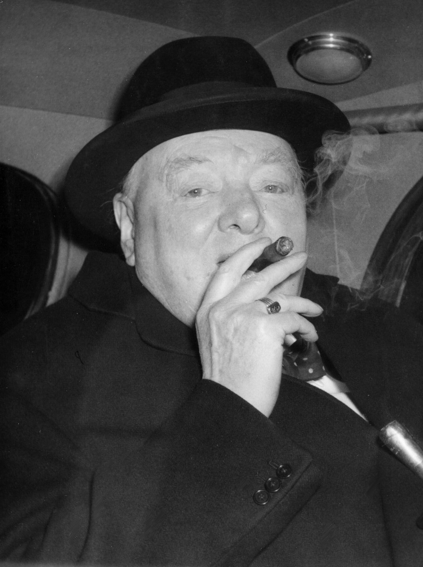 Briti peaminister Sir Winston Churchill ja tema sigar