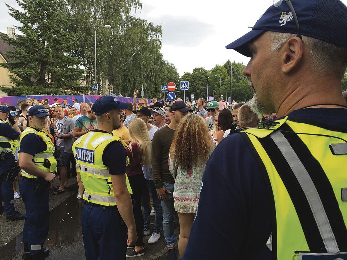 Politseikolonelleitnandi Kalvi Almoseni (paremal) sõnul päästis olukorra politseinike professionaalsus ja inimestega suhtlemine.