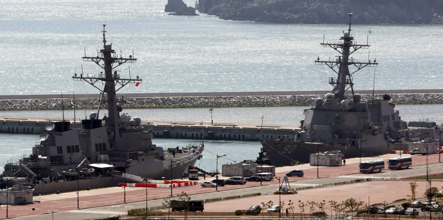 USS John S. McCain (DDG-56) (vasakul) ja USS Chafee (DDG-90) Pusani sadamas.