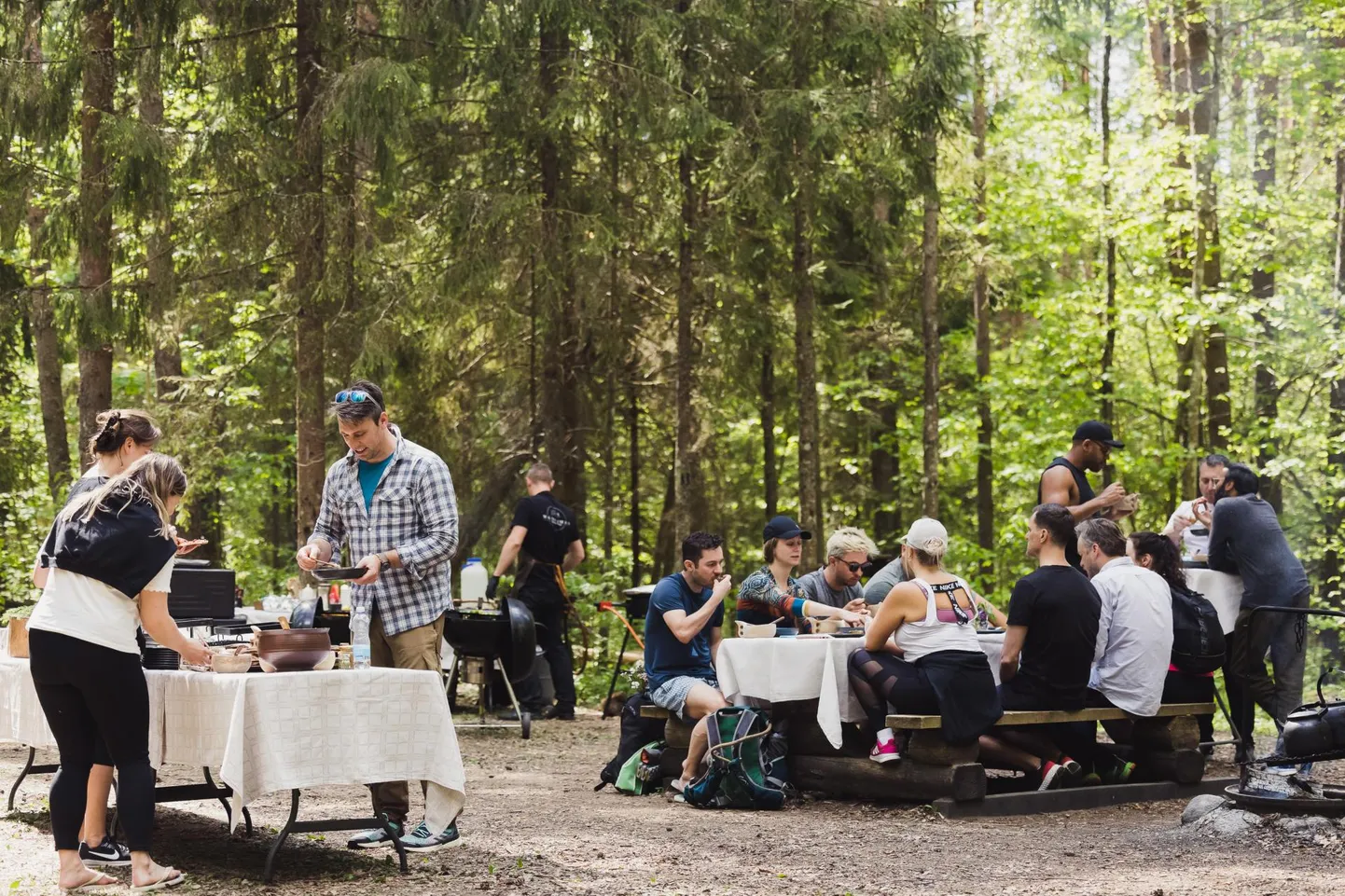 Enamasti paneb Maitsemaa Metsarestoran end püsti RMK aladel, aga mõnikord on teda palutud pop-up-restoran avada rabaservas või kellegi koduaias tähtpäeva puhul.