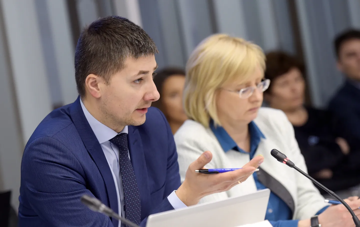 Saeimas Publisko izdevumu un revīzijas komisijas priekšsēdētājs Kaspars Ģirģens piedalās komisijas sēdē, kurā spriež par Vides aizsardzības un reģionālās attīstības ministrijas veiktās audita analīzes rezultātiem Rīgas pašvaldības SIA "Rīgas satiksme".