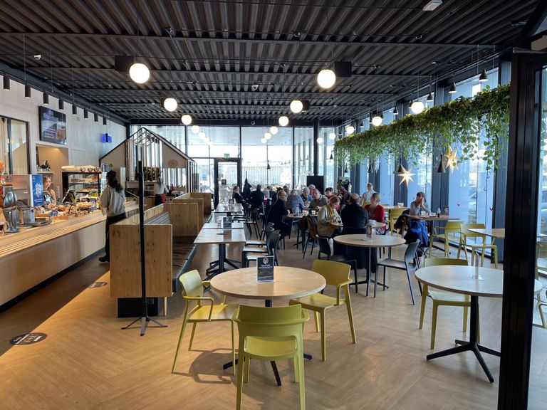 Tikupoiss nimetab end Eesti suurimaks maanteeäärseks restoraniks, mille söögisaali ja terrassile mahub ühekorraga sööma 170 inimest. FOTOD: