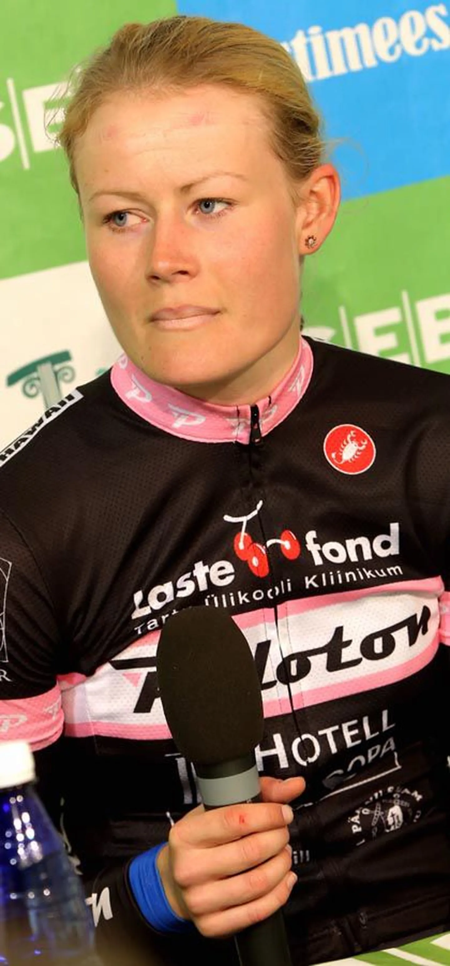 Suure-Jaani vallas elav jalgrattur Liisa Ehrberg kukkus möödunud pühapäeval Tartu rattamaratoni kümnendal kilomeetril päris rängalt, ent tuli siiski parima naisena finišisse.