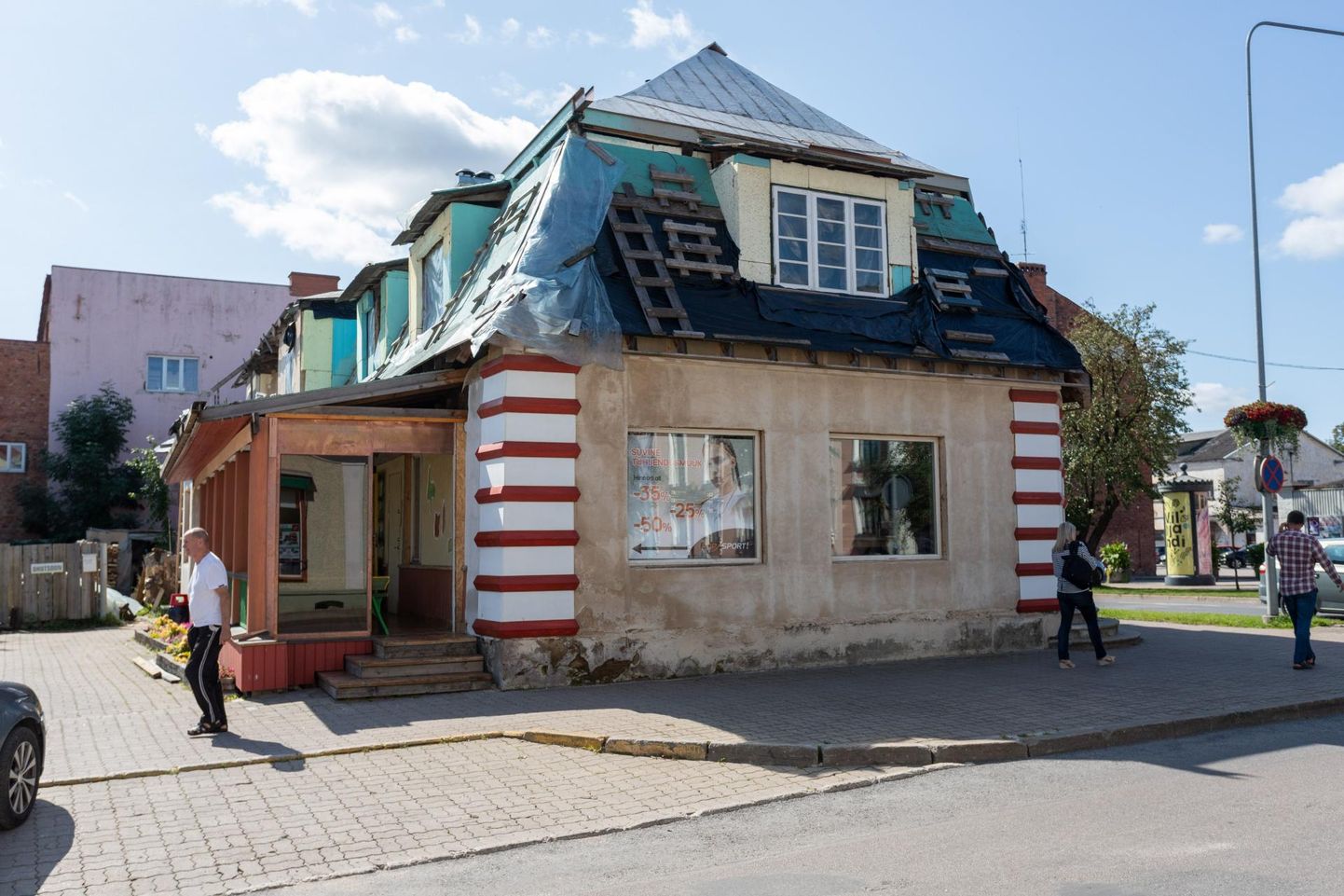 Kui Viljandis kuulutataks välja avaliku häbipleki konkurss, võiks 2014. aastast südalinna ühes käidavamas kohas remondijärgus olnud hoone pretendeerida võidule.