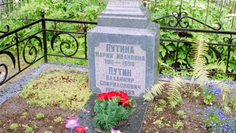 Могилы родителей Путина - Владимира Спиридоновича Путина и Марии Ивановны Путиной (Шеломовой) - находятся на Серафимовском кладбище в Петербурге. Они умерли в 1999 и 1998 годах соответственно (фото 2002 года).