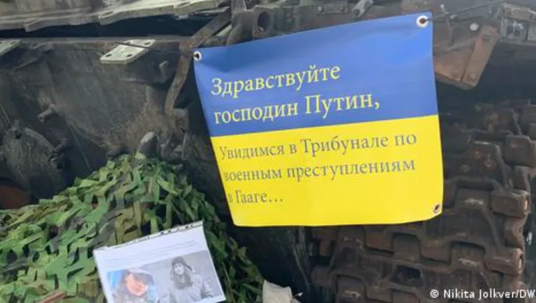 Один из плакатов на танке