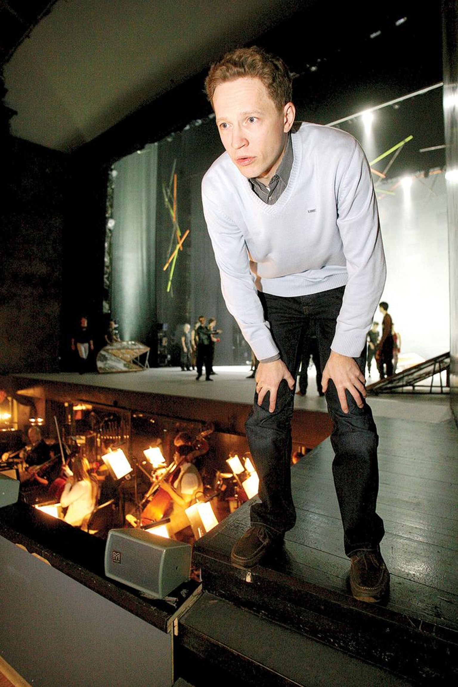 Miina Härma gümnaasiumi, Viljandi kultuuriakadeemia levimuusikuna ja Eesti muusikaakadeemia kompositsiooni erialal 2004 lõpetanud Tauno Aintsi (35) selja taga valmistuvad tantsijad ja muusikud «Mowgli» prooviks.