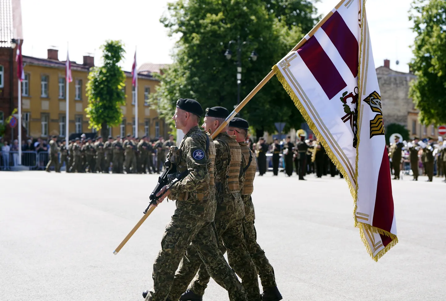 Atzīmējot Cēsu kauju 105.gadadienu, norisinās Nacionālo bruņoto spēku militārā parāde Vienības laukumā.