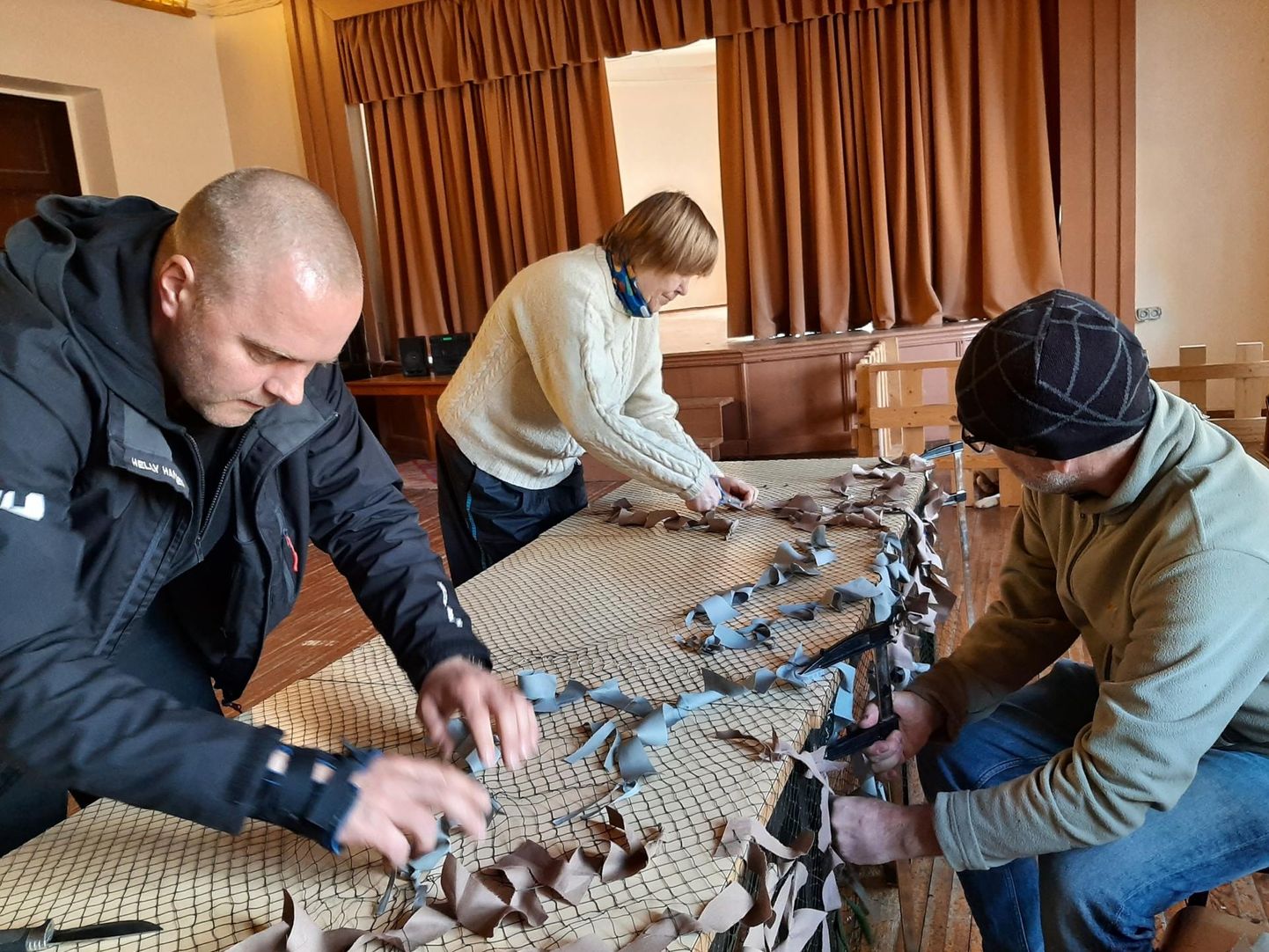 Allikukivi veinimõisa saalis punus kümmekond kätepaari Ukraina kaitsjatele ligemale 20ruutmeetrit maskeerumiskatet.