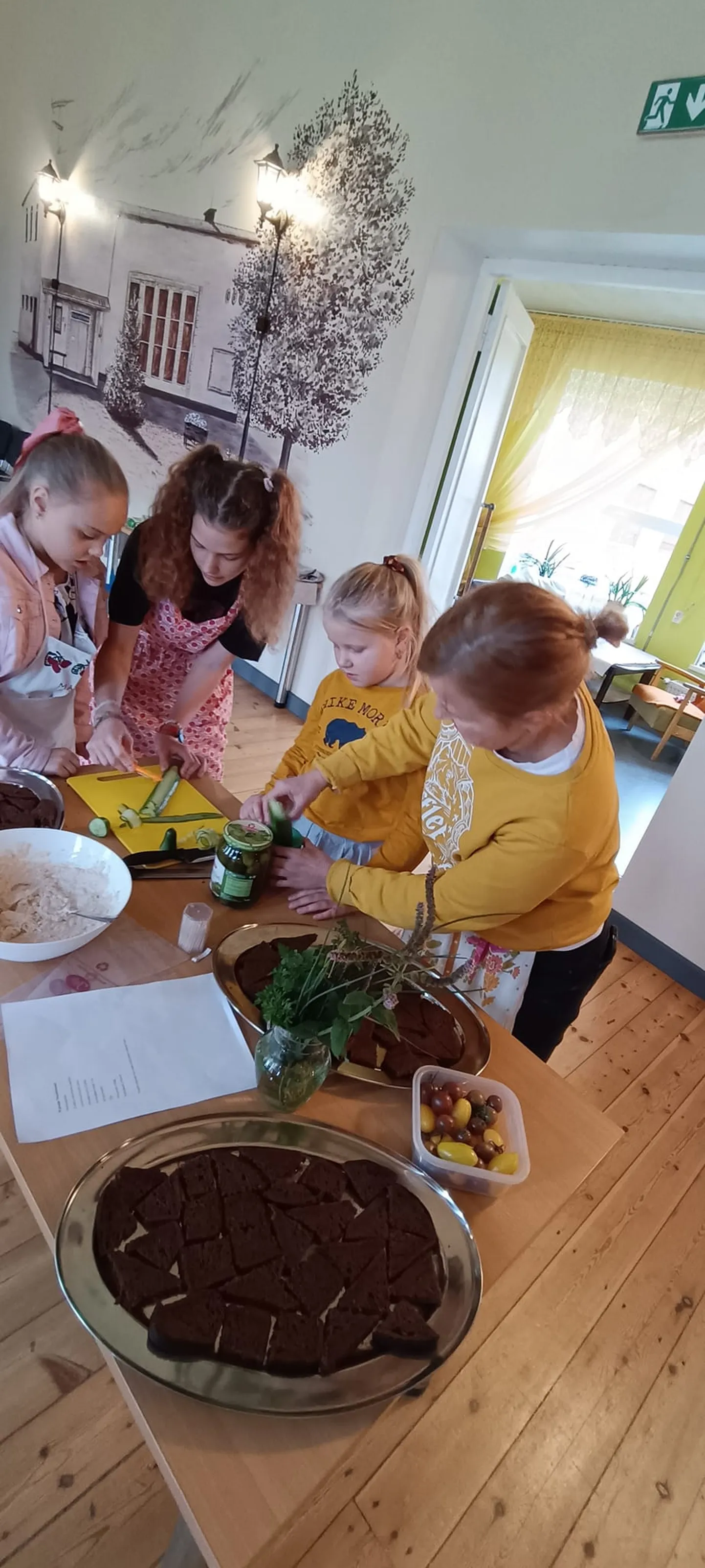 Taikses on varem lapsed restos valmistanud pidulikku sünnipäevalauda koos kõige sinna juurde kuuluvate toitudega.