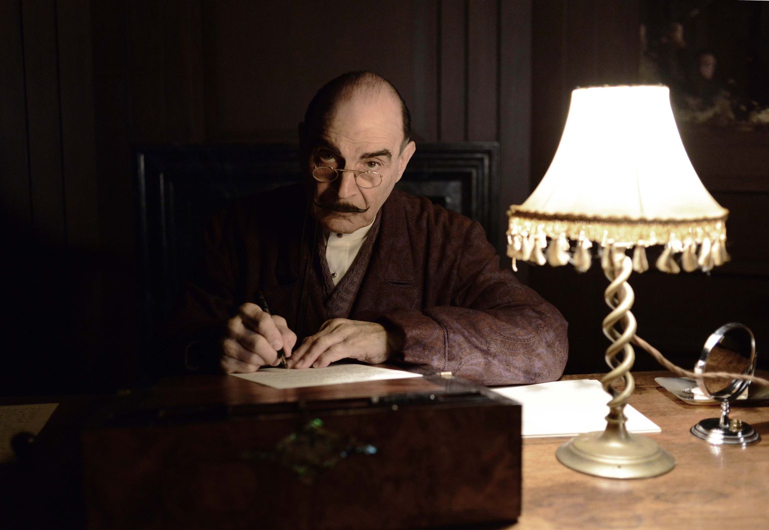 Näitleja David Suchet kehastamas Agatha Christie tegelaskuju Hercule Poirot.