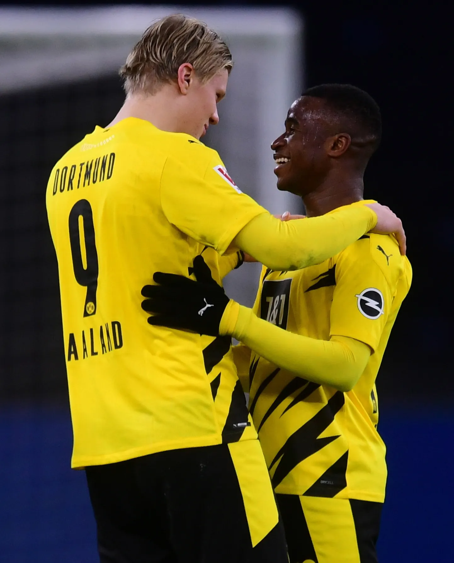 Erling Braut Haaland (vasakul) õnnitlemas Youssoufa Moukokot.