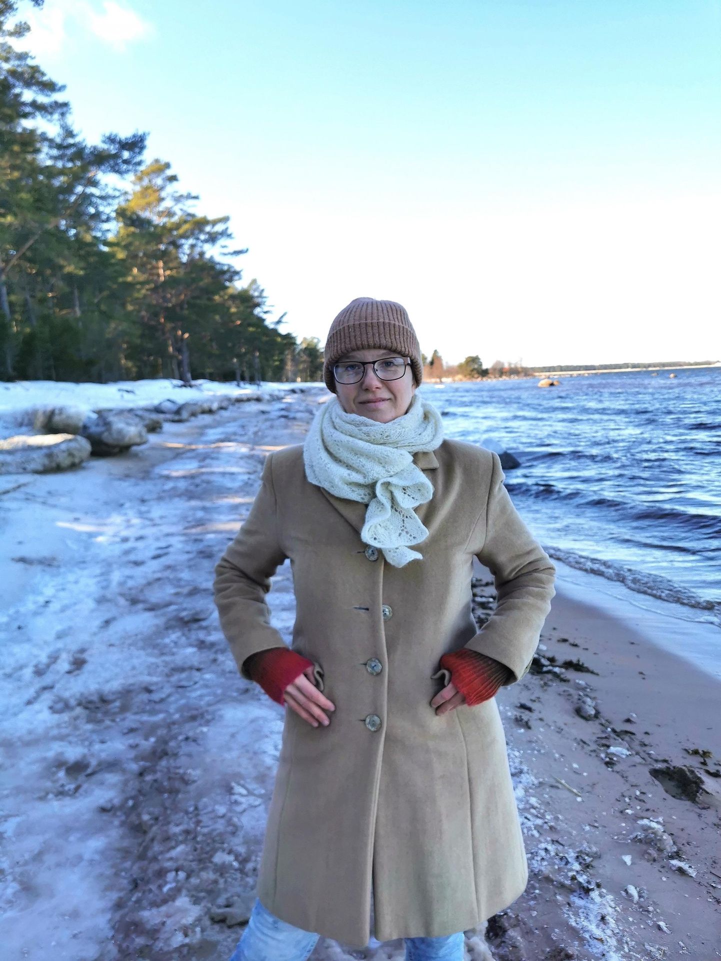 Evelin Tamm on enda sõnul ühe jalaga Eestis, teisega Rootsis. Sellel pildil on mõlemad jalad kalli kodukoha Altja rannal.
