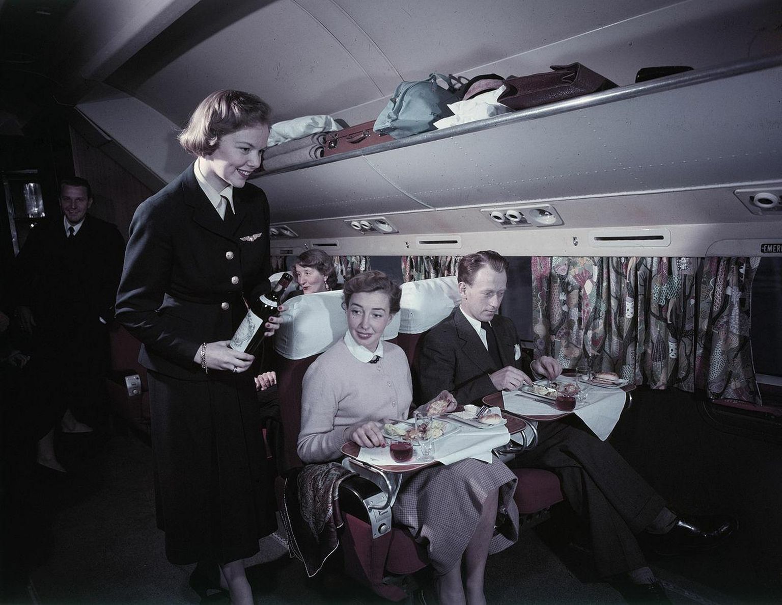 Alkoholi ja reisimise armulugu on pikk ja toksiline. Pildil SASi stjuardess teenindamas reisjaid 1960ndatel aastatel.