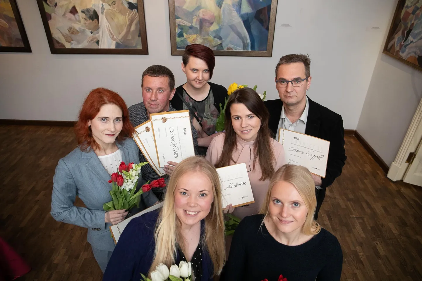Postimehe töötajatest auhinnasaajad: esireas (vasakult) Helen Mihelson ja Mari Mets, teises reas Olesja Lagašina ja Tiina Kaukvere ning kolmandas reas Tairo Lutter, Maret Müür ja Aarne Seppel.