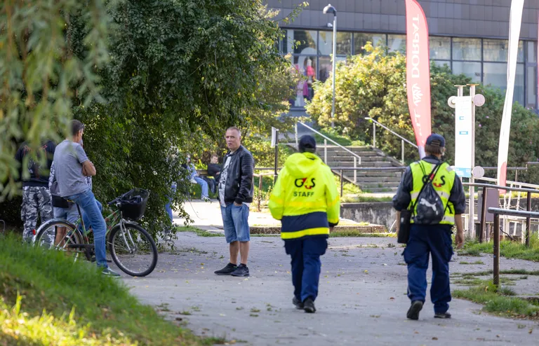 Neljapäeva pärastlõunal vestles Emajõe ääres avaturu lähistel üks seltskond, eemal olid aga kõlarist hoogsat muusikat mänginud noored. Patrulli saabudes võeti siiski vaiksemalt.