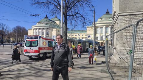 ФОТО ⟩ Пожилая женщина получила травмы в таллиннском автобусе, который затем чуть не уехал без водителя