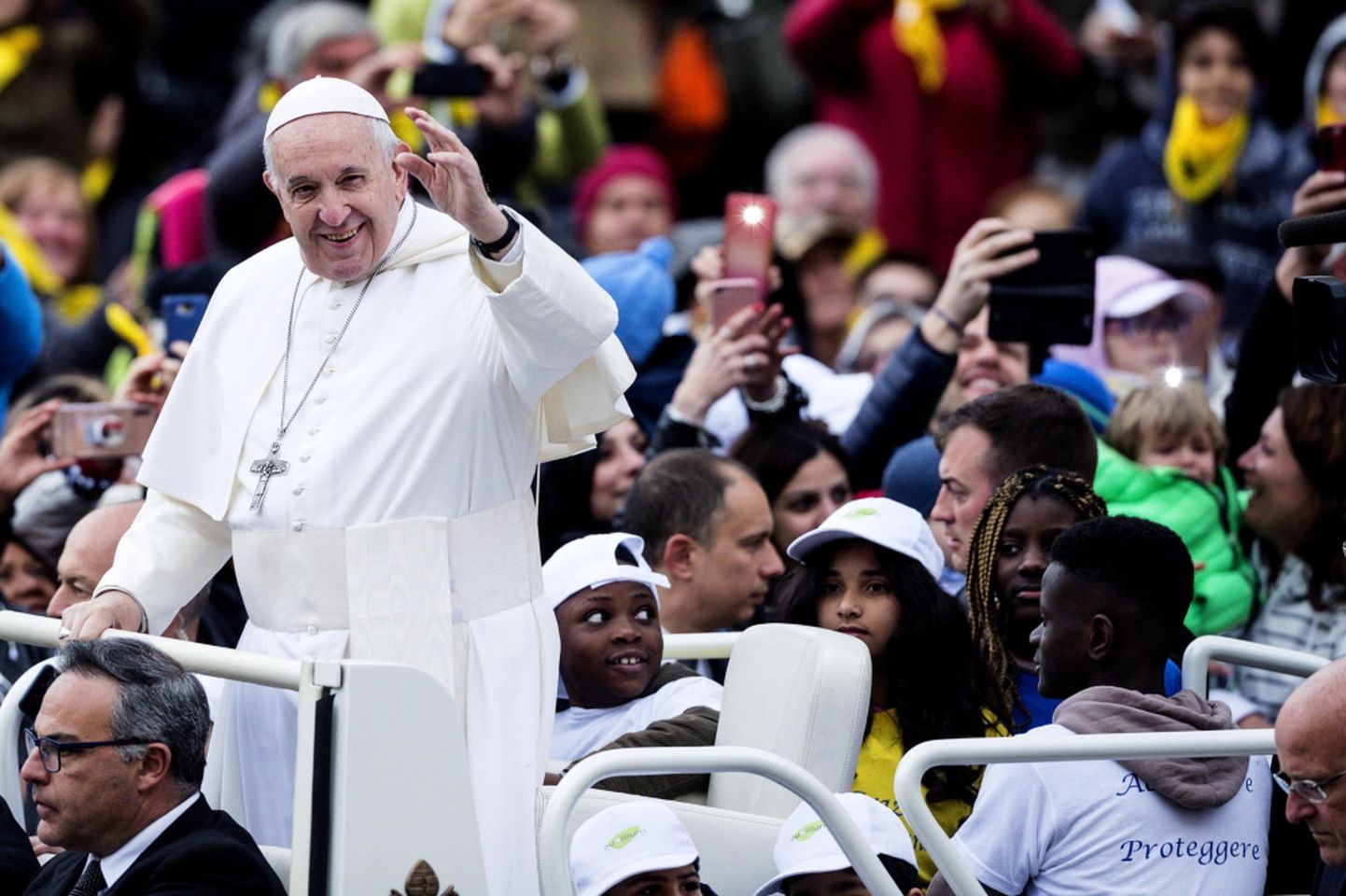 Pāvests Francisks "pāvestmobilī" izvizina migrantu bērnus