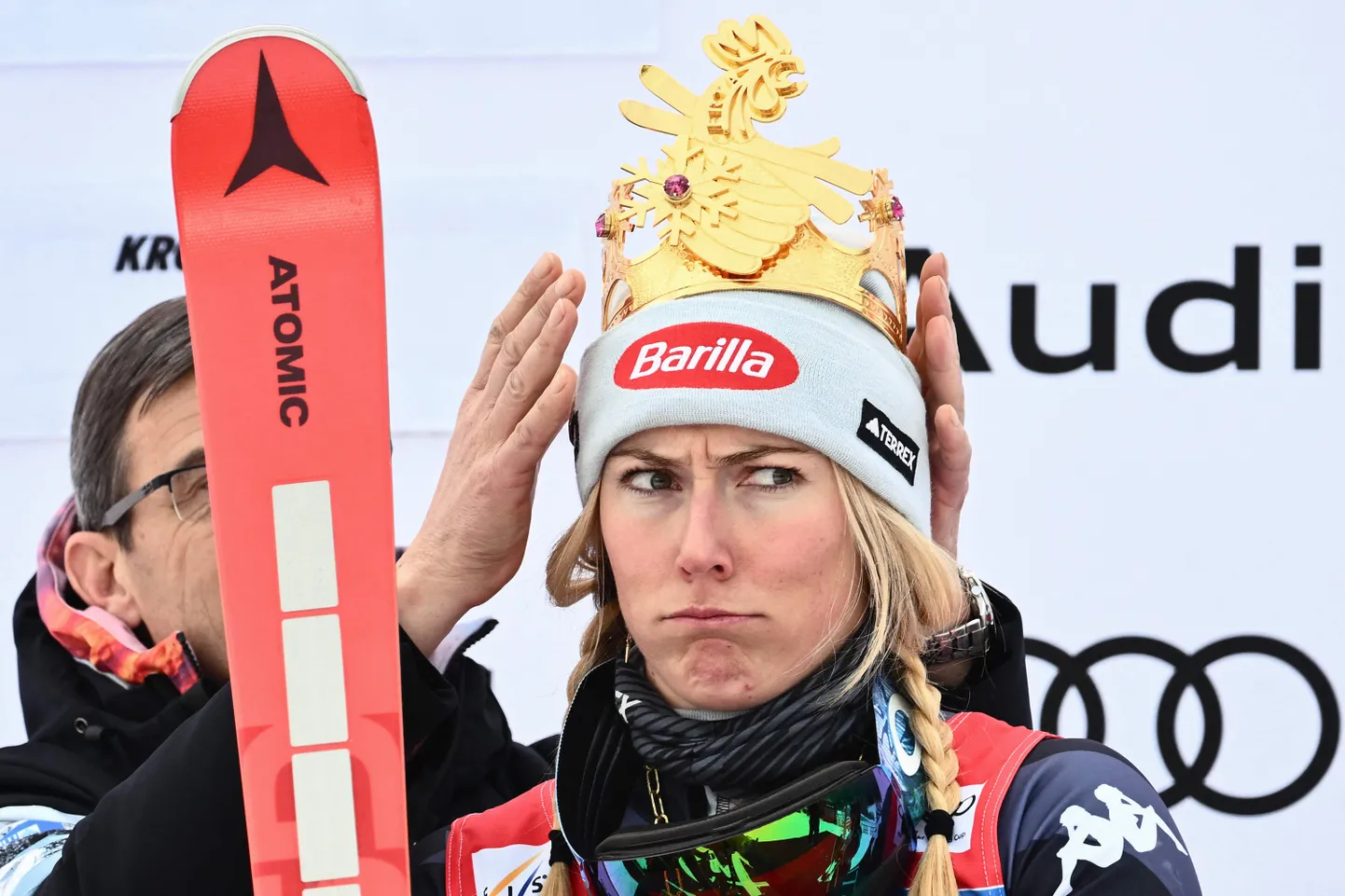 Mikaela Shiffrinile ulatati auga välja teenintud kroon.