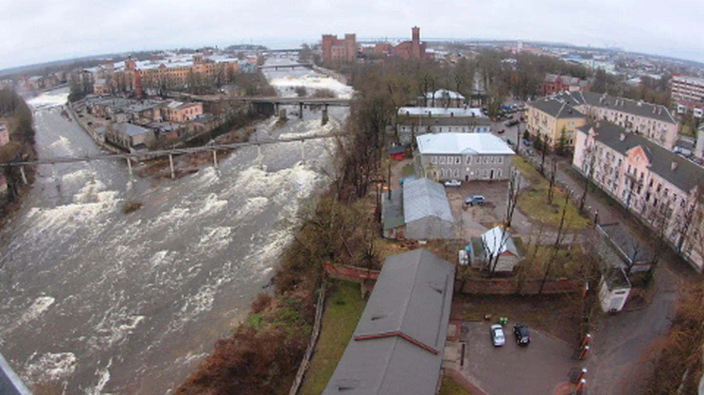 Narva poliitikutes huvi äratanud Kreenholmi saare põhjatippu on sellel fotol vasakul hästi näha. Eeldatakse, et kui vedada siia torustik ja kaablid linna ja eurofondide rahaga, siis on see investoritele signaaliks hakata aktiivsemalt tegutsema.