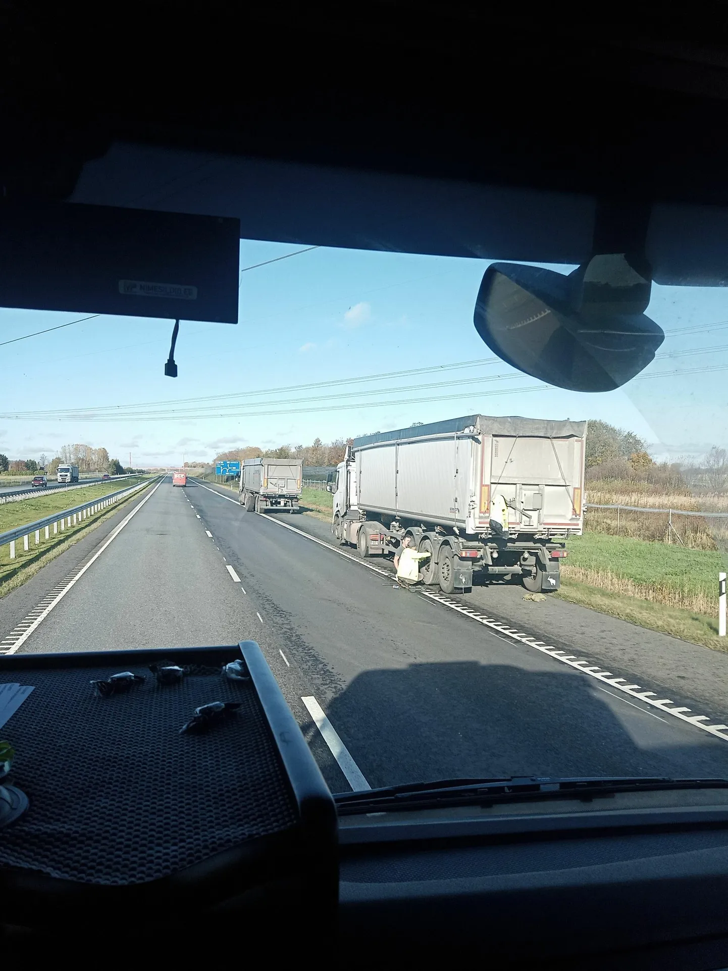 Pingeline olukord Tallinn-Tartu maanteel, kus vahetatakse autol rehvi.