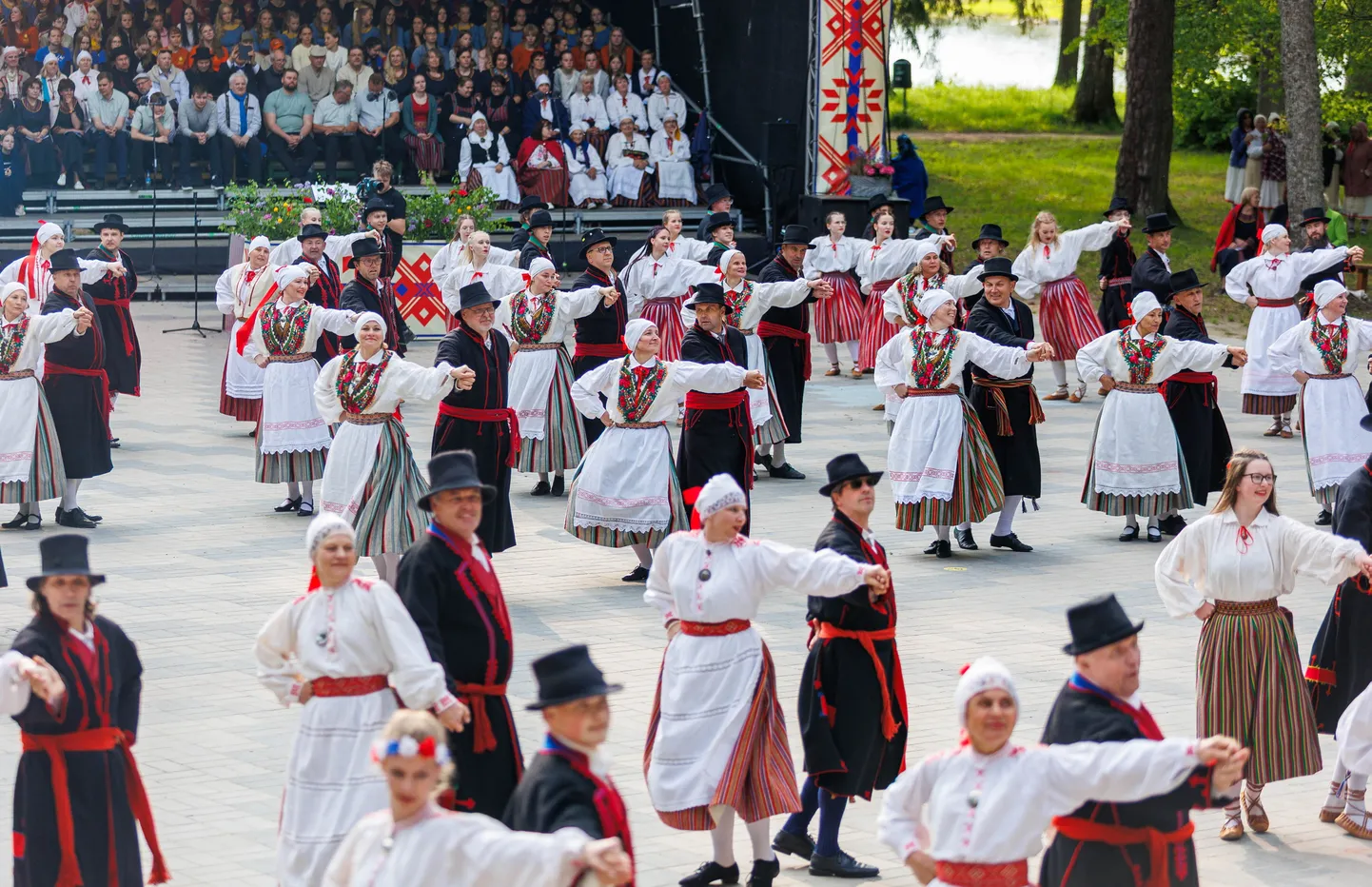 Valgamaa laulu- ja tantsupidu «Elu kui raamat».