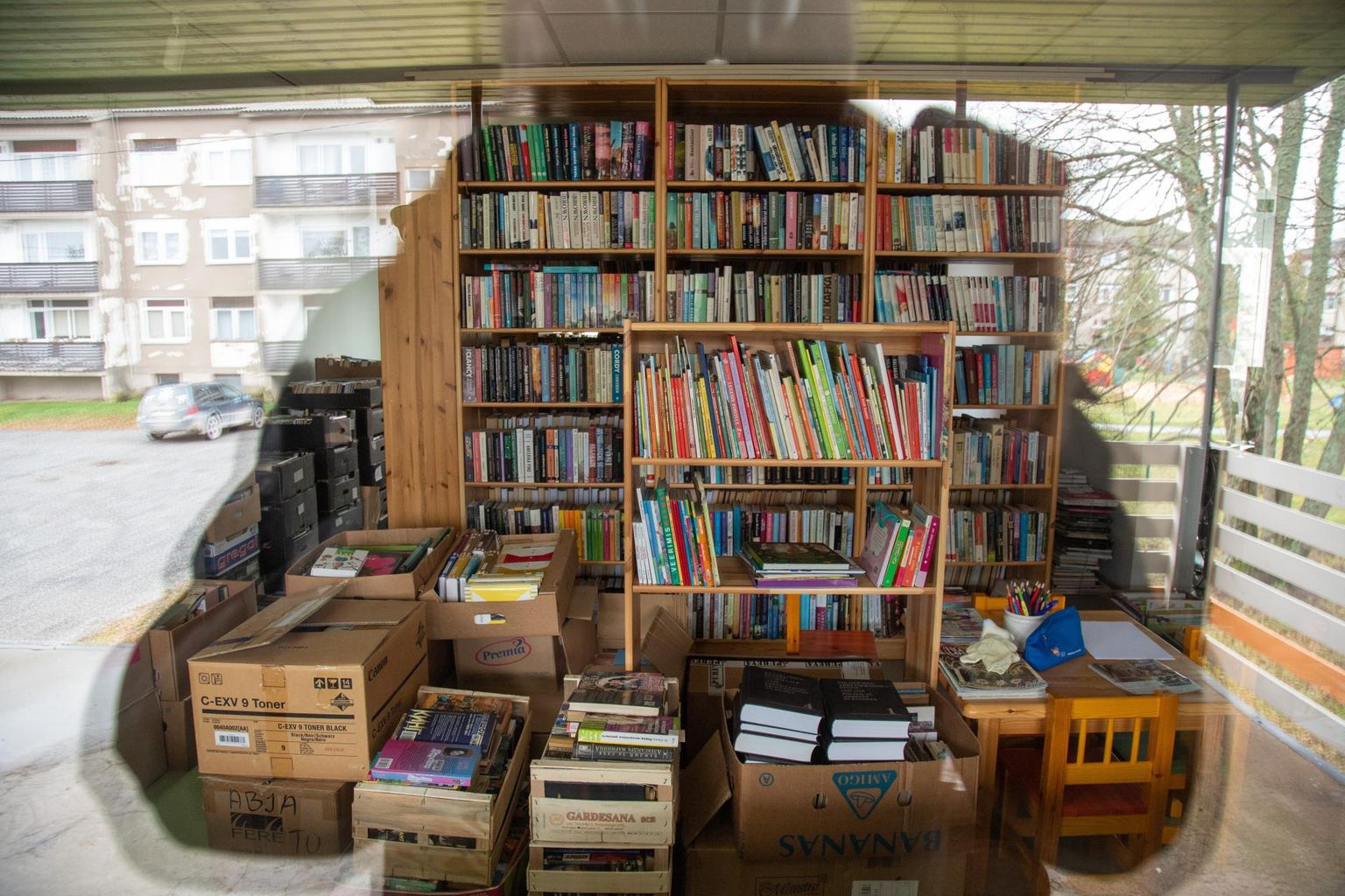 Õisu raamatukogu aknast sisse piiludes näeb külastaja kastides kuhjas riiulisse sättimata raamatuid.

FOTO: Marko Saarm