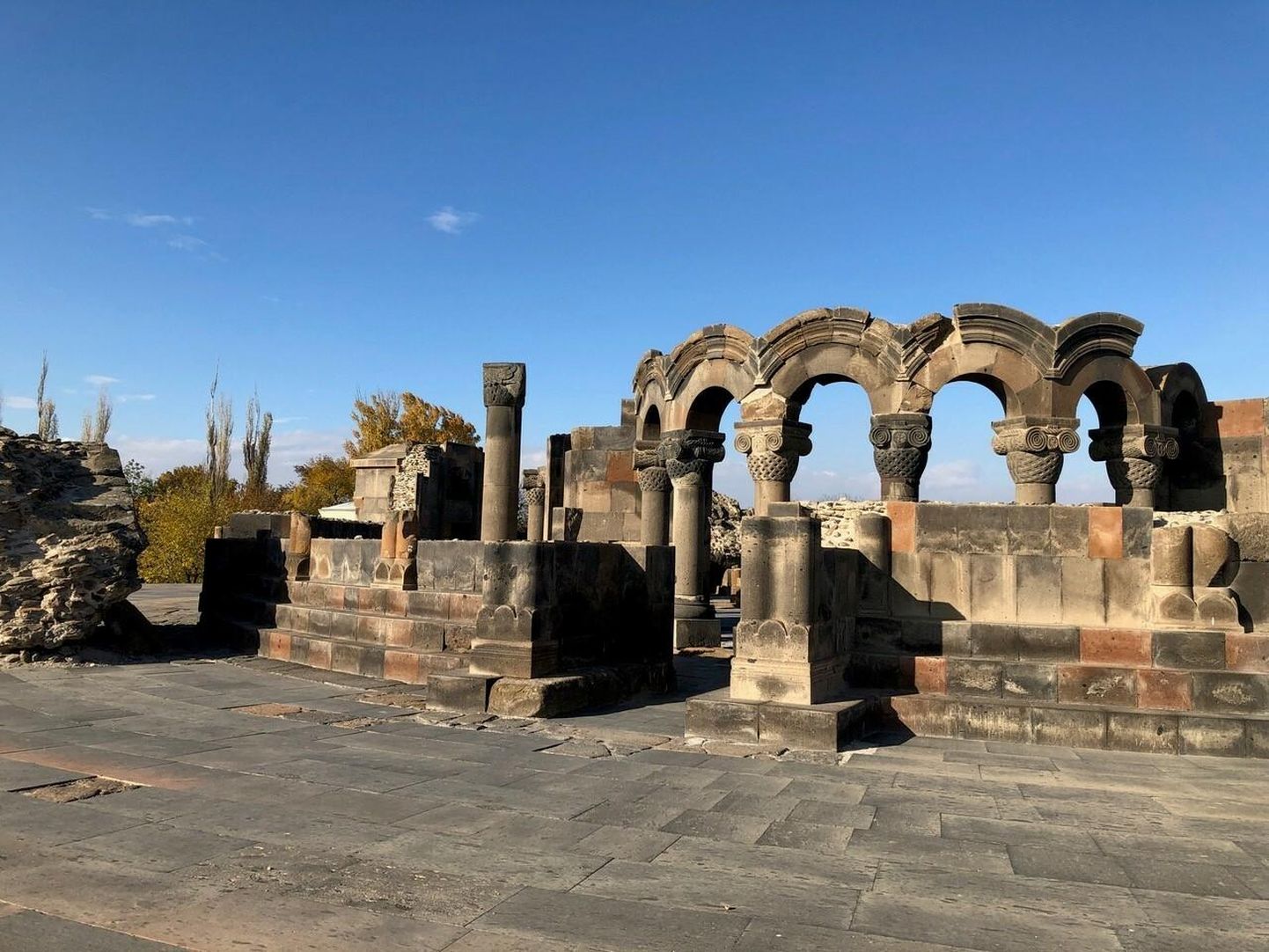 Jerevanist mõnekümne kilomeetri kaugusel asuva, aastail 641–661 rajatud Zvartnotsi katedraali varemed. Kiriku hävitas 930. aastal tugev maavärin.