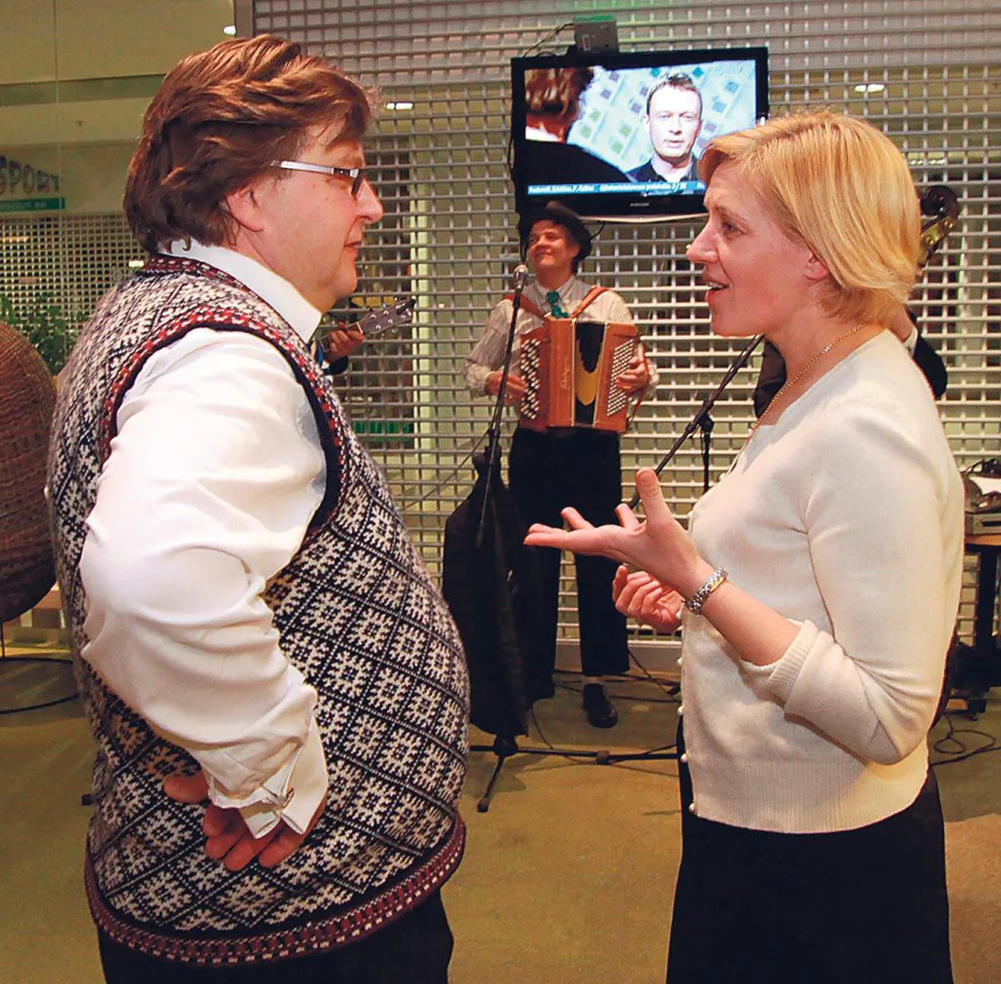 Värske riigikogu liige Annely Akkermann koos tema tegemisi arvestava abikaasa Viljo Vetikuga.