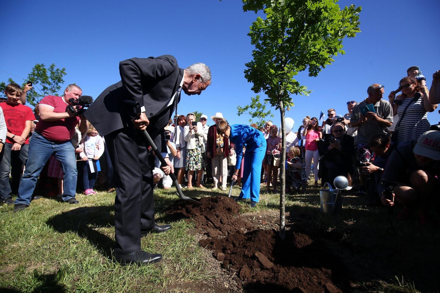 Eesti president Kersti Kaljulaid ja Austria president Alexander van der Bellen istutasid Tamsalu tammeparki puu.