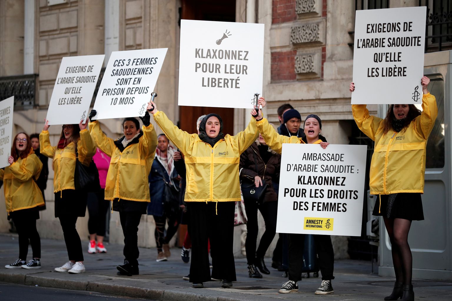 Amnesty Internationali organiseeritud meeleavaldusel Pariisis asuva Saudi Araabia saatkonna juures, kus nõuti naisaktivistide vabastamist.